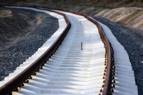 弯曲铁路轨道图片